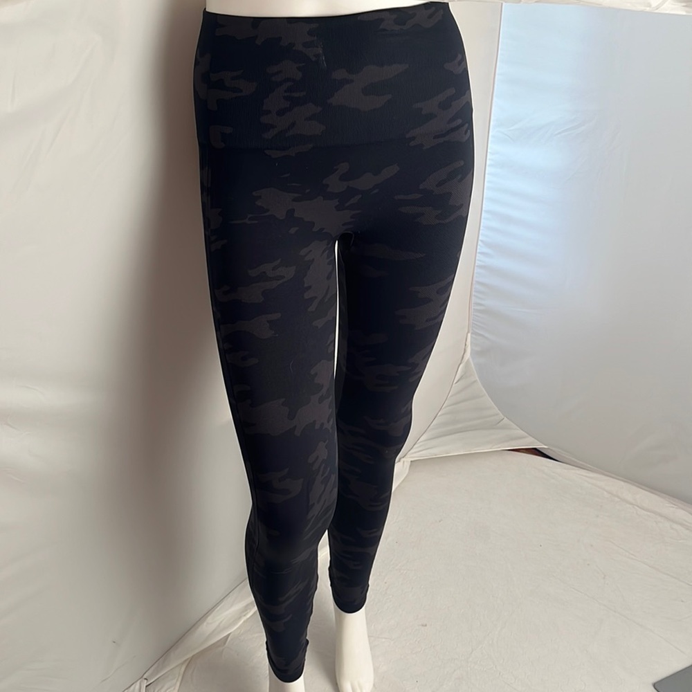 Spanx Look At Me Now gray and black camouflage textured leggings
